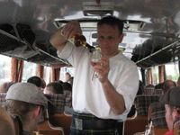 Jens Schumann schenkt Whisky aus im Whisky Bus Dresden