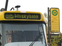 Tatra Bahn mit Whiskybahn in Anzeigetafel der Linie